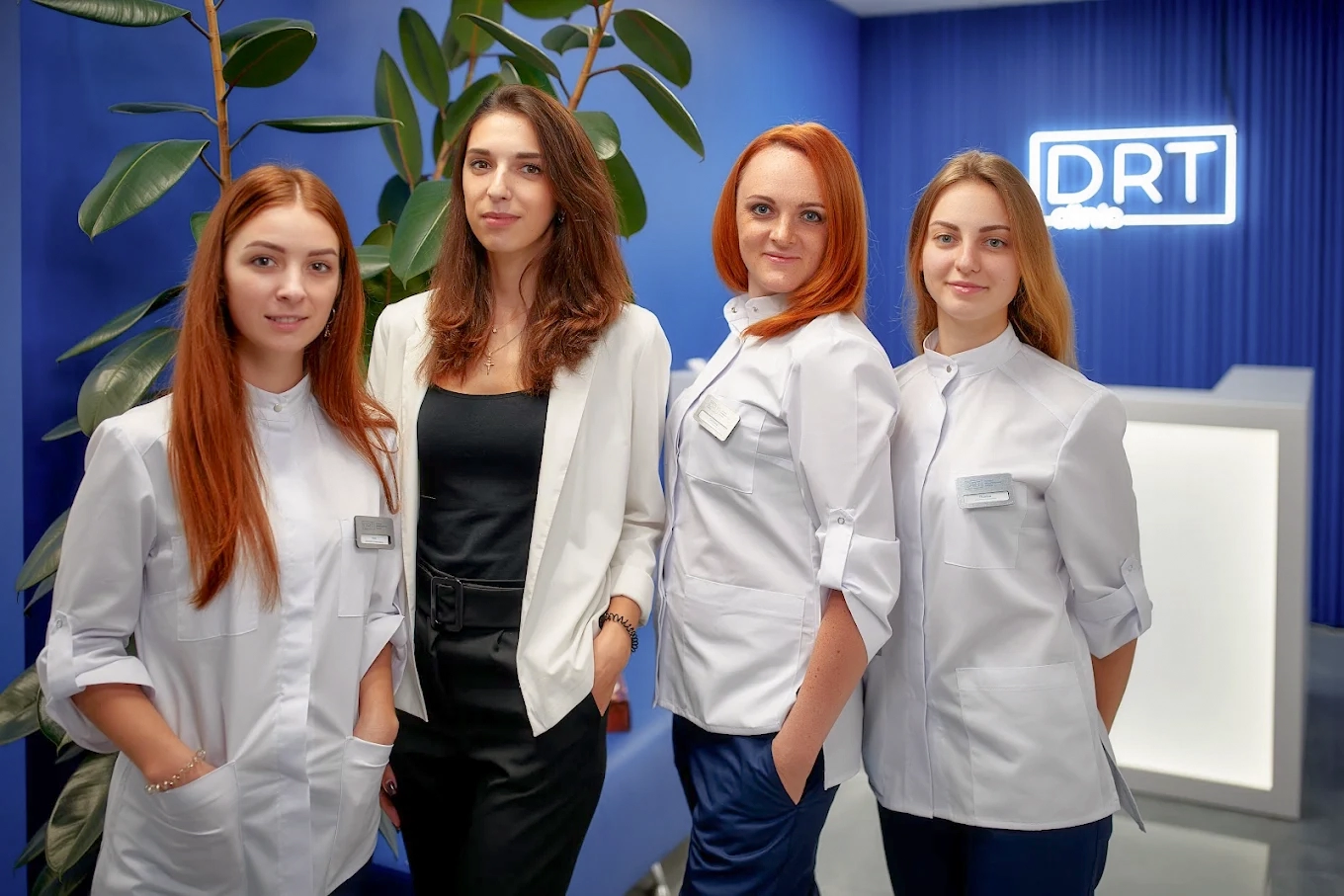 Команда DRT Clinic біля рецепції стоматологічної клініки