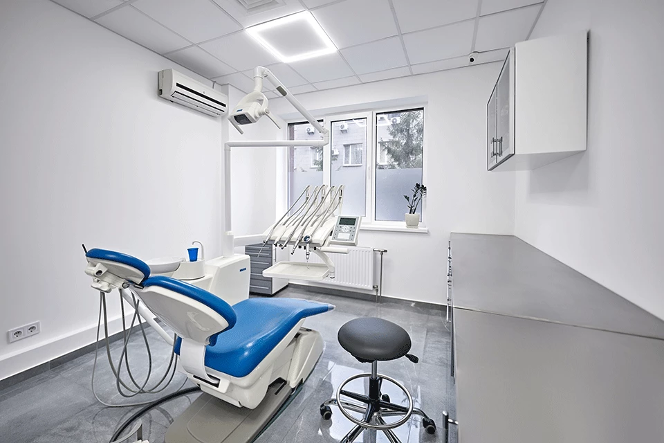 Стоматологічний кабінет DRT Clinic із синім кріслом